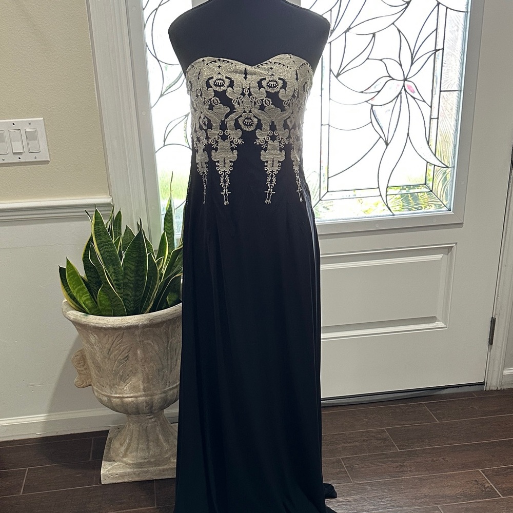 Chic Strapless Black and Cream Dress
